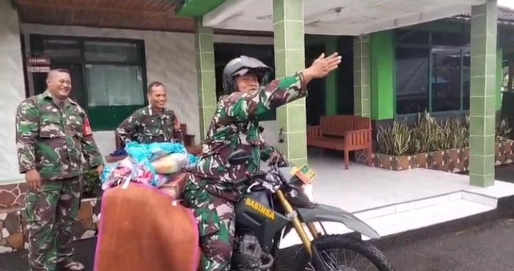 Babinsa Koramil 2207/Jampang Tengah Kodim 0622/Kab Sukabumi Distribusikan Logistik ke Warga yang Belum Tersentuh Bantuan