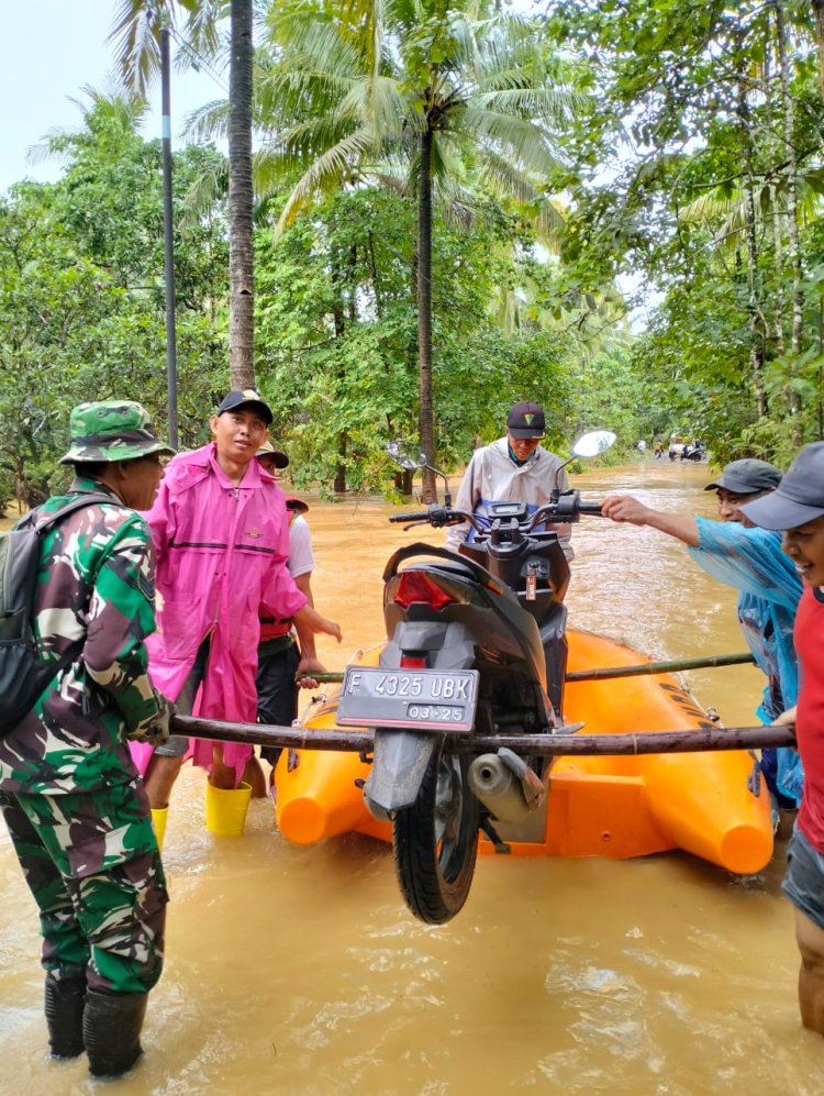 Babinsa Ciemas Sigap Bantu Warga Terisolir Banjir