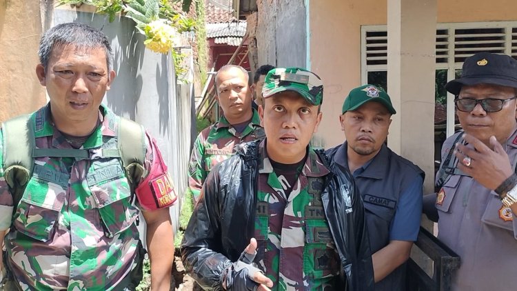 DANDIM 0622/KABUPATEN SUKABUMI MELAKUKAN PATROLI WILAYAH TERDAMPAK BENCANA TANAH LONGSOR DI DESA CIKADU