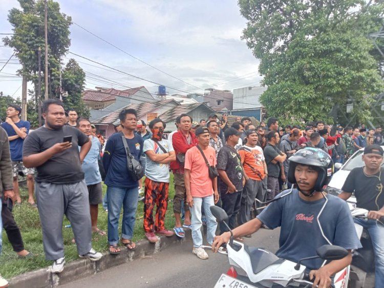 Massa Gerakan Masyarakat Pemersatu Umat menggelar demo penolakan pembangunan Masjid Imam Ahmad Bin Hanbal (MIAH)