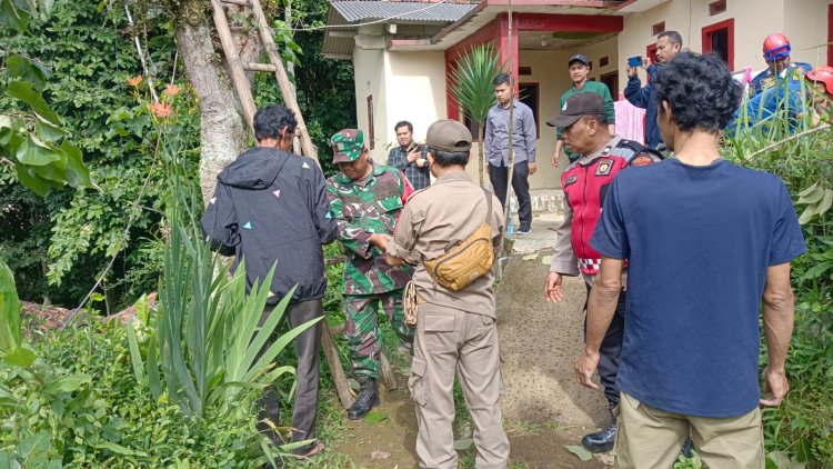 Babinsa Koramil 2206/Parakan Salak Monitoring Bencana Alam Pohon Tumbang