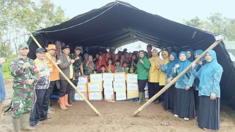 Persit Kartika Chandra Kirana Cabang XLV Dim 0622 Salurkan Bantuan untuk Korban Pergeseran Tanah di Lengkong, Sukabumi