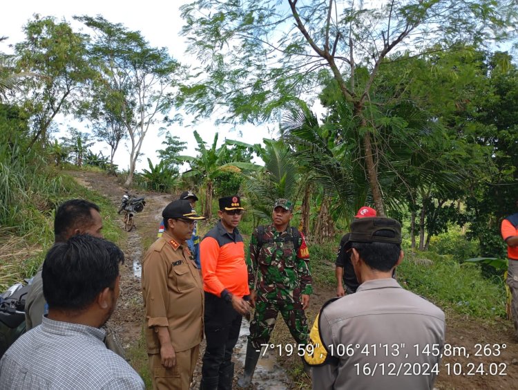 Danramil 2212/Tegalbuleud Damoingi Kunjungan Tim BNPB Pusat , Pembukaan Akses Jalan Baru di Lokasi Pasca Longsor Desa Nagela