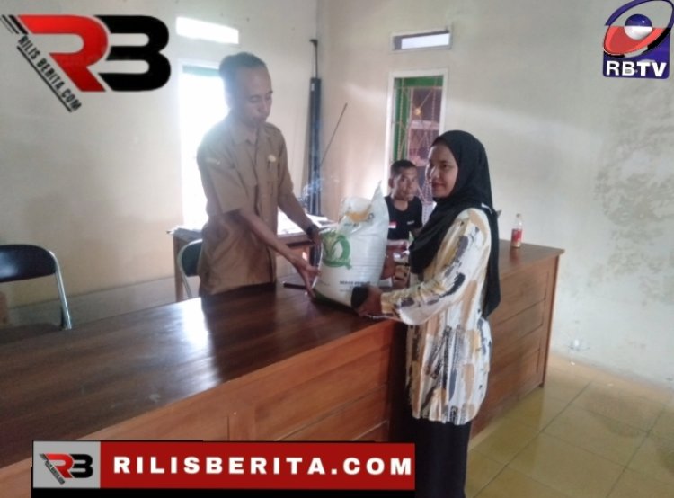 Penyaluran Bantuan Pangan untuk 527 KPM di Desa Wanajaya Berjalan Lancar
