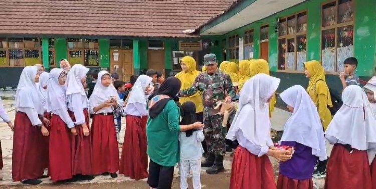 Kapten Inf Budi Hadi Priyadi, bersama anggota Babinsa dan ibu-ibu Persit, Laksanakan Pendistribusian Bantuan  Kepada Warga Terdampak Longsor