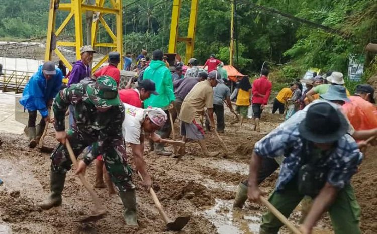 Babinsa Koramil 2203/Warungkiara Laksanakan Bakti Pembersihan Jalan Akibat Longsor