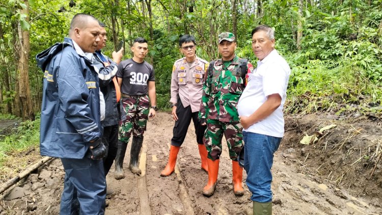 Babinsa Dampingi Kunjungan Tim BNPB Pusat Terkait Pengecekan Akses Jalan Baru Pasca Longsor di Desa Sirnamekar