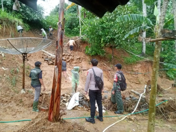Babinsa Sukaluyu dan Bhabinkamtibmas Gelar Aksi Bakti Pembersihan Longsor di Kampung Pasirsalam