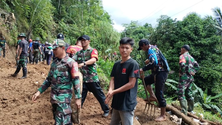 Danramil 2213/Jampangkulon Bersama Warga Gelar Bakti Pembukaan Akses Jalan