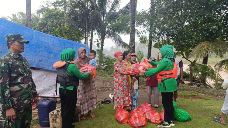 Personil Koramil 2212/Tegalbuleud dan Persit KCK Ranting 13 Bersama Forkopimcam Salurkan Bantuan Sosial Pasca Bencana di Tegalbuleud