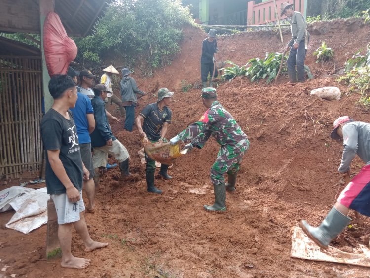 Personil Koramil 2210/Pabuaran dan Warga Bersama-Sama Bersihkan Material Longsor di Kampung Sindang Raja