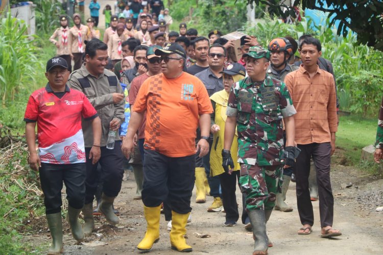 Dandim 0622/Kab. Sukabumi Dampingi Bupati Sukabumi dalam Peninjauan Lokasi Bencana