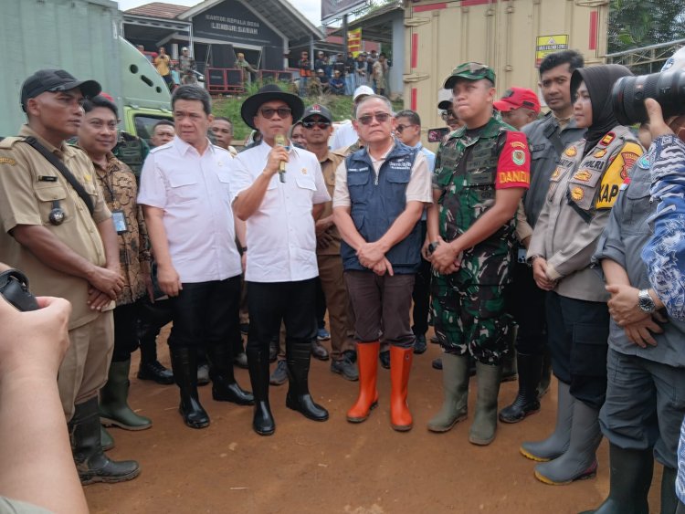 Dandim 0622/Kab. Sukabumi Dampingi Kunjungan Kerja Menteri Desa dan Pembangunan Daerah Tertinggal (PDT) R.I dan Wamen Desa dan PDT ke Lokasi Bencana di Kecamatan Pabuaran