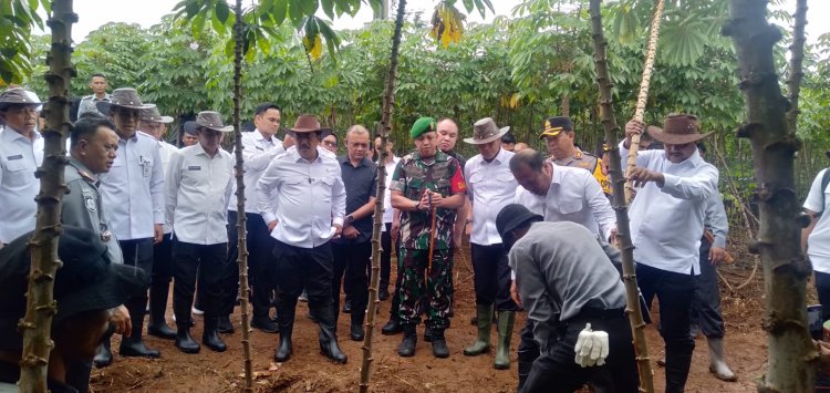 Dandim 0622/Kabupaten Sukabumi Hadiri Panen Raya dan Penyerahan Bantuan Sosial Bersama Menteri Imigrasi dan Pemasyarakatan