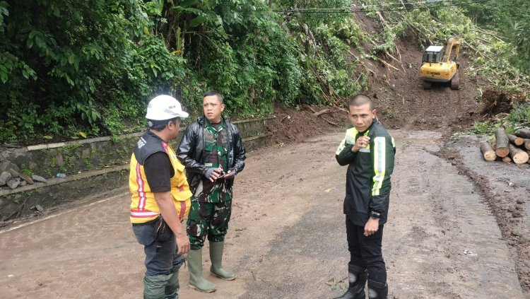 Dandim 0622/Kab Sukabumi Bersama PU Provinsi Bersihkan Jalan Tertimbun Longsor, Turunkan 4 Alat Berat