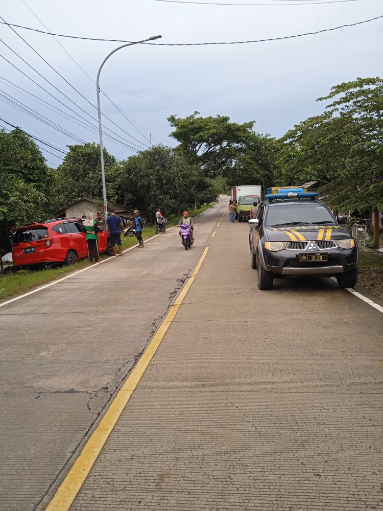 CEPAT TANGGAP, POLSEK CIKEUSIK TANGANI LAKALANTAS DI JALAN RAYA SIKEUSIK-MALINGPING