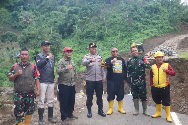 Forkopimda Kabupaten Sukabumi Tinjau dan Tangani Langsung Bencana Longsor di Desa Loji