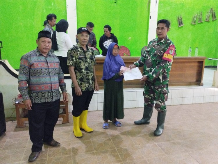 Babinsa Koramil 2215/Ciemas Dampingi Pendistribusian Bantuan Langsung Tunai Dana Desa (BLT-DD)