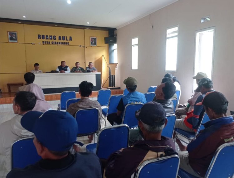 Babinsa Koramil 2211/Sagaranten Hadiri Musyawarah Bersama Tokoh Desa Cibaregbeg