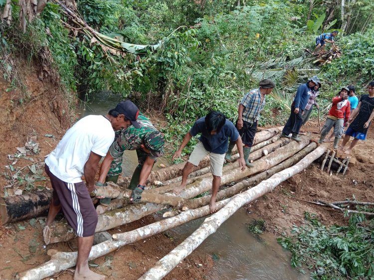 Koramil 2212/Tegalbuleud dan Koramil 2213/Jampangkulon Bersama Warga Bangun Jembatan Darurat