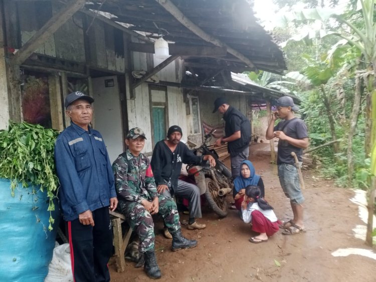 Babinsa Koramil 2212/Tegalbuleud Bersama Tim Perkimsih Lakukan Pengecekan Rumah Rusak Pasca Bencana Alam
