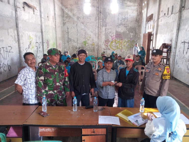 Babinsa Koramil 2215/Ciemas Dampingi Pendistribusian BPNT di Desa Tamanjaya