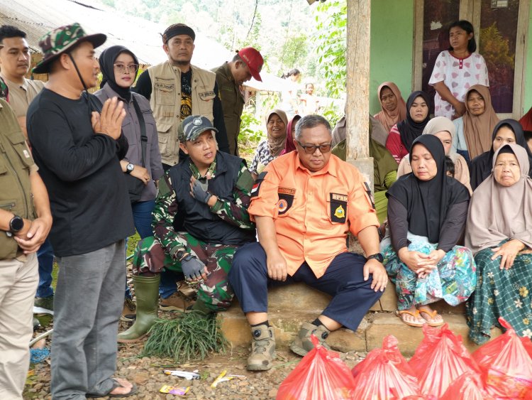 Peninjauan Lokasi Bencana Pergerakan Tanah di Kecamatan Cisolok oleh Bupati Sukabumi Bersama Dandim 0622/Kab Sukabumi