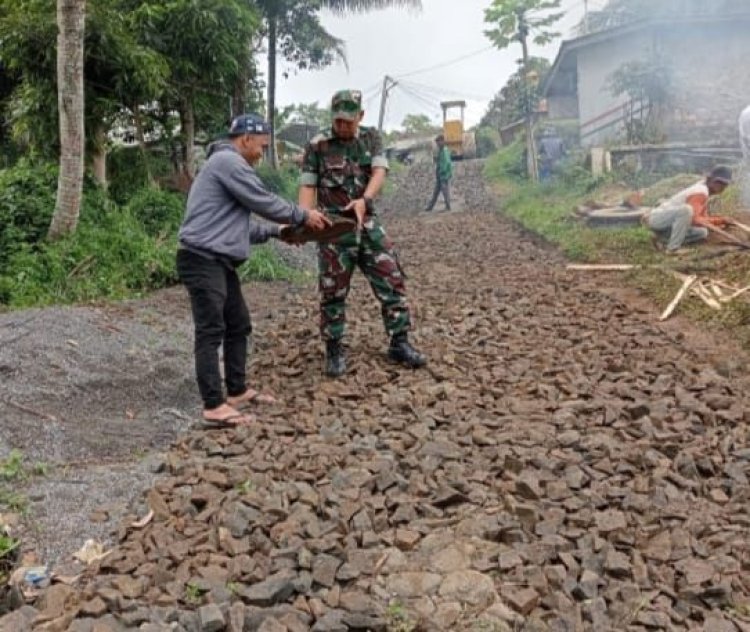Babinsa Koramil 2214/Surade Bersama Warga Laksanakan Karya Bakti Perbaikan Jalan Poros Desa