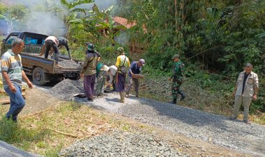 Babinsa Pelda Jajam Efendi Bersama Warga Laksanakan Pengaspalan Jalan