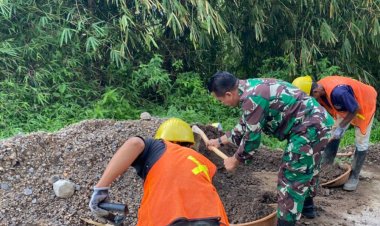 Babinsa Bersama Warga Gotong Royong Perbaiki Jalan Desa