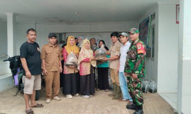 Babinsa Serda Makmur Hadiri Penyerahan Bantuan Benih Ikan Mas di Desa Mekarjaya