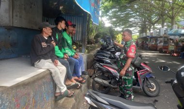 Babinsa Kelurahan Sukasari Laksanakan Komsos dengan Warga Pangkalan Ojek Sukamulya