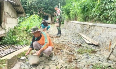 Babinsa Desa Bojongtugu Gelar Bakti Sosial Perbaikan Jalan Bersama Warga