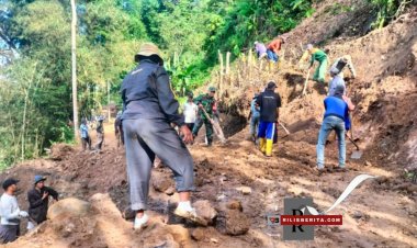 Babinsa Koramil 2211/Sagaranten Laksanakan Karya Bakti Perbaikan Jalan Penghubung Tiga Desa