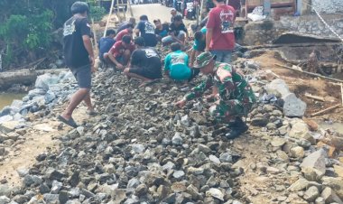 Serka Dani Babinsa Desa Datarnangka Koramil 2211/Sagaranten Bersama Warga Perbaiki Jalan Rusak