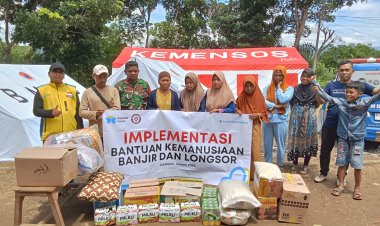 Babinsa Koramil 2210/Pabuaran Dampingi Penyaluran Sembako untuk Korban Bencana Alam di Desa Sirnasari