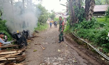 Pelda Mulawarman Koramil 2205/Kalapanunggal Aspal Jalan di Kampung Sorogol