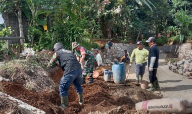 Babinsa Koramil 2206/Parakansalak Gotong Royong Bersama Warga dalam Pembuatan TPT