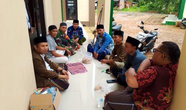 Serda Juanda Sukmaya, Babinsa Desa Tegallega Koramil 2209/Lengkong Melaksanakan Komsos dengan Tokoh Agama di Masjid Birrul Walidain