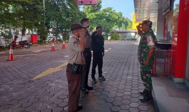 Babinsa Koramil 06-06/Tanah Sareal Laksanakan Bintahwil di Mall Transmart