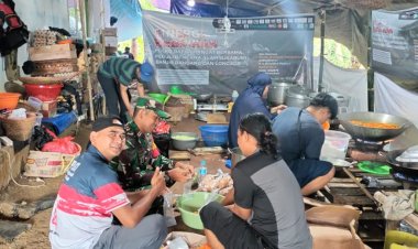 Babinsa Desa Lembur Sawah Bersama Relawan Siapkan Makan Pagi untuk Pengungsi Pergeseran Tanah