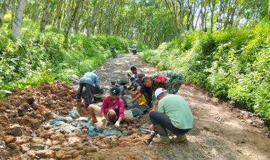 Koramil 0622-14/Surade Gelar Karya Bhakti Bersama Masyarakat Desa Ciracap