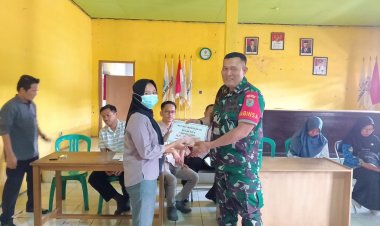 Koramil 0622-13/Jampang Kulon Dampingi Penyaluran BLT DD di Desa Sukamaju