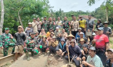 Dandim 0622/Kab Sukabumi Bersama Forkopimcam Waluran Lakukan Kerja Bakti Perbaiki Jembatan Rusak Akibat Banjir