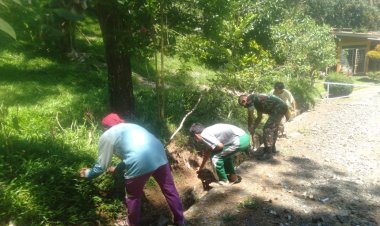 Koramil 2204/Cikidang Gelar Karya Bakti Bersihkan Parit di Desa Sampora