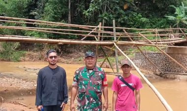 Bersama Warga Serda Nugraha Dan Aparat Desa Buat Jembatan Darurat