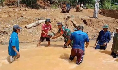 Bakti TNI: Serda Nugraha, Babinsa Sukamaju, Bersama Masyarakat Laksanakan Karya Bakti Pembuatan Jembatan Darurat