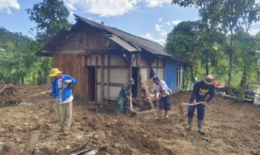 Babinsa Koramil 2211/Sagaranten Bersama Warga Lakukan Bakti Sosial Atasi Longsor di Desa Cipamingkis