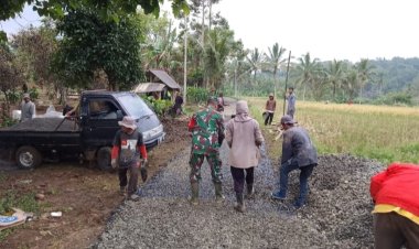 Koramil 2209/Lengkong Melaksanakan Karya Bakti Pengaspalan Jalan di Kp. Padahurip