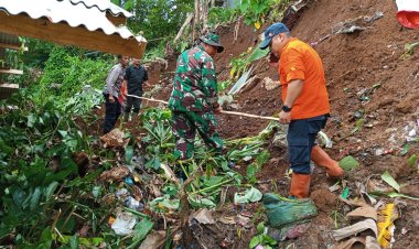 Koramil 2204/Cikidang Gelar Karya Bakti Bersihkan Sisa Bencana Longsor di Desa Cikarae Thoyibah